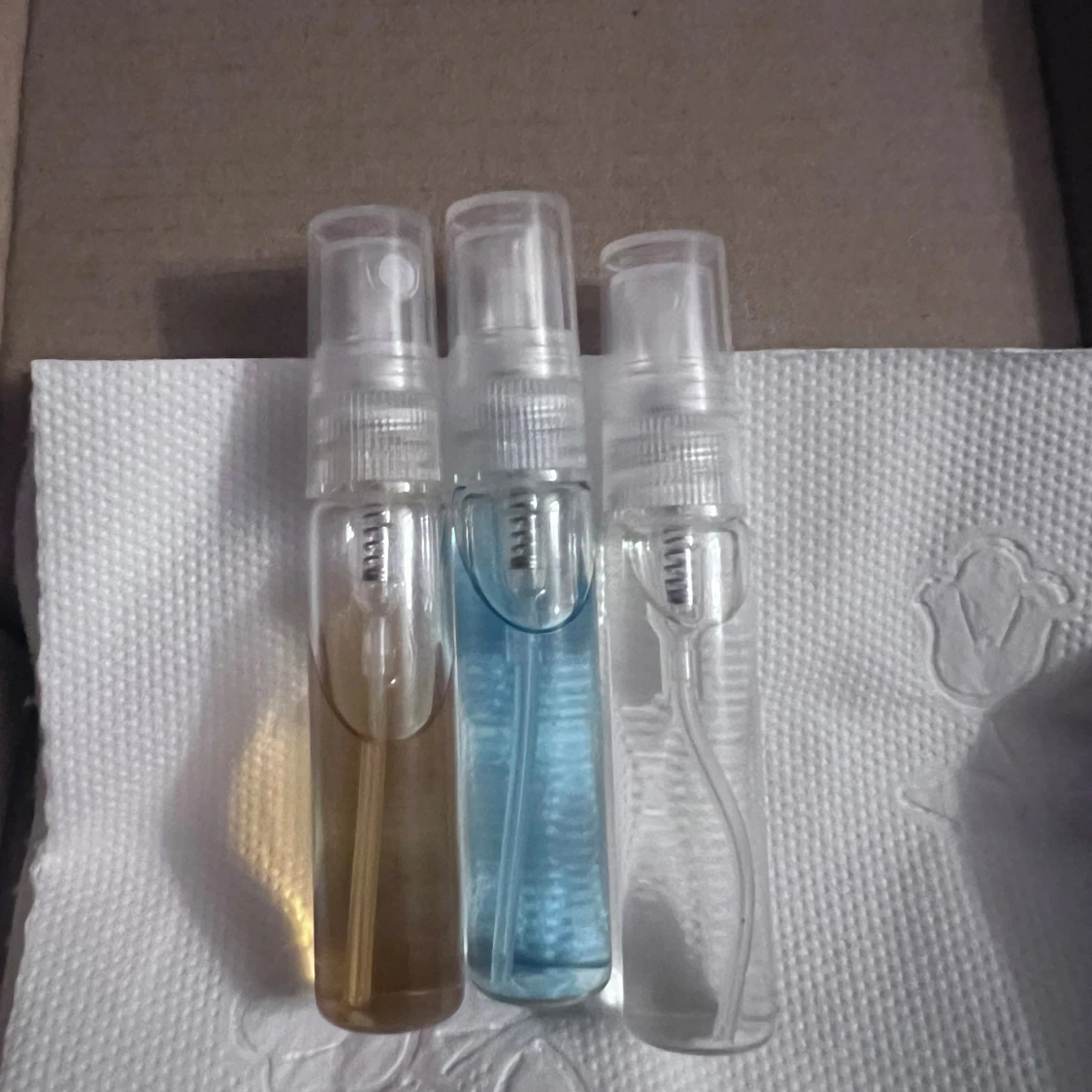 Tre parfymprover i sprayflaska