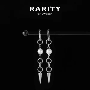 Luna Earring - Silver: Silverörhängen med pärlor och nitar - Otroligt snygga örhängen med nitar och pärlor i rostfritt stål!! Örhängena är i fin silvrig färg och passar så bra för att piffa upp en outfit och lägga till en extra detalj🪽Likt alla andra våra smycken tål dessa örhängen vatten och håller sitt glans länge!! Vid frågor eller funderingar - välkommen att skriva till oss🪽