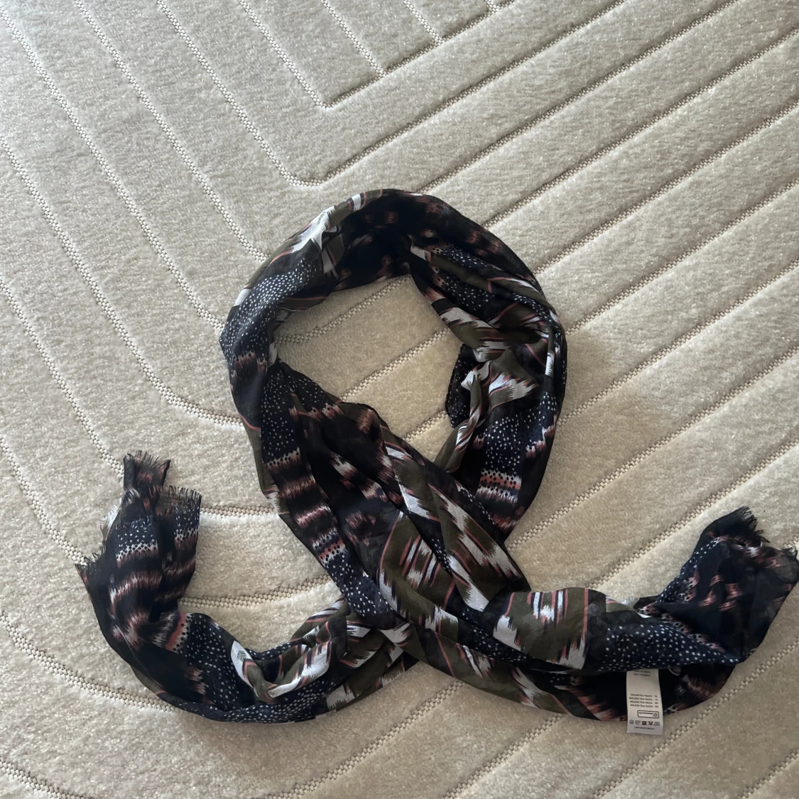 Mönstrad halsduk från KappAhl