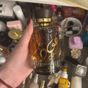 Lattafa Oudain Parfym - Lattafa Oudain är en parfym med elegant design och guldiga detaljer. Tillverkad i Förenade Arabemiraten. Perfekt för dig som vill sticka ut med en unik flaska i din samling. 