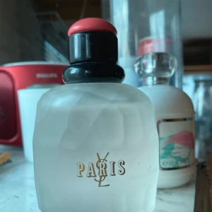 Yves Saint Laurent Paris Parfym - Använt ett få antal gånger luktar väldigt gott och blommigt. .