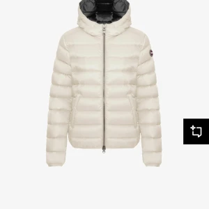 Vit dunjacka från Colmar - säljer en snygg vit colmar jacka, perfekt till höst och vinter. den här både huva och dragkedja💓