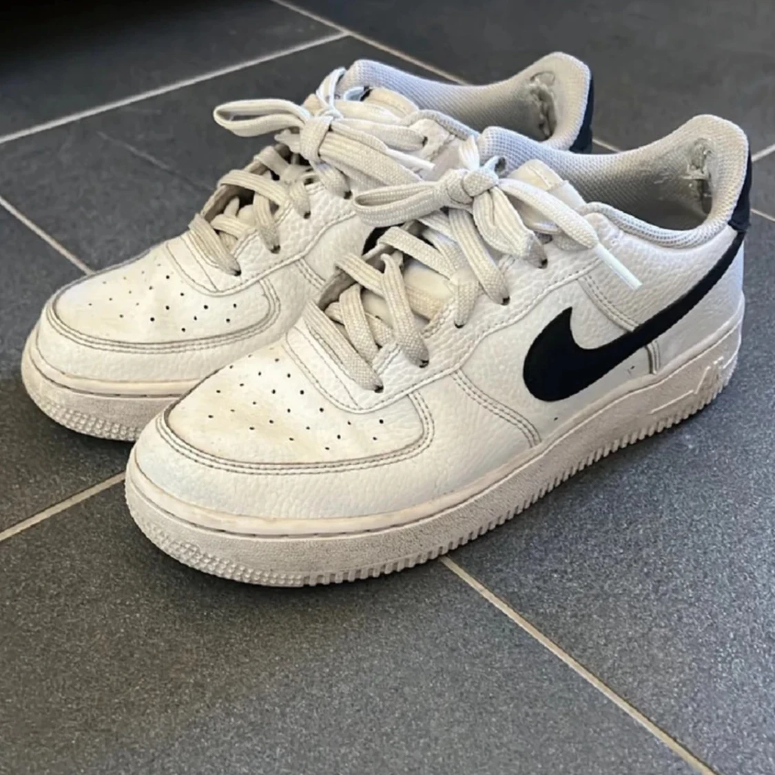 Vita Nike air force skor