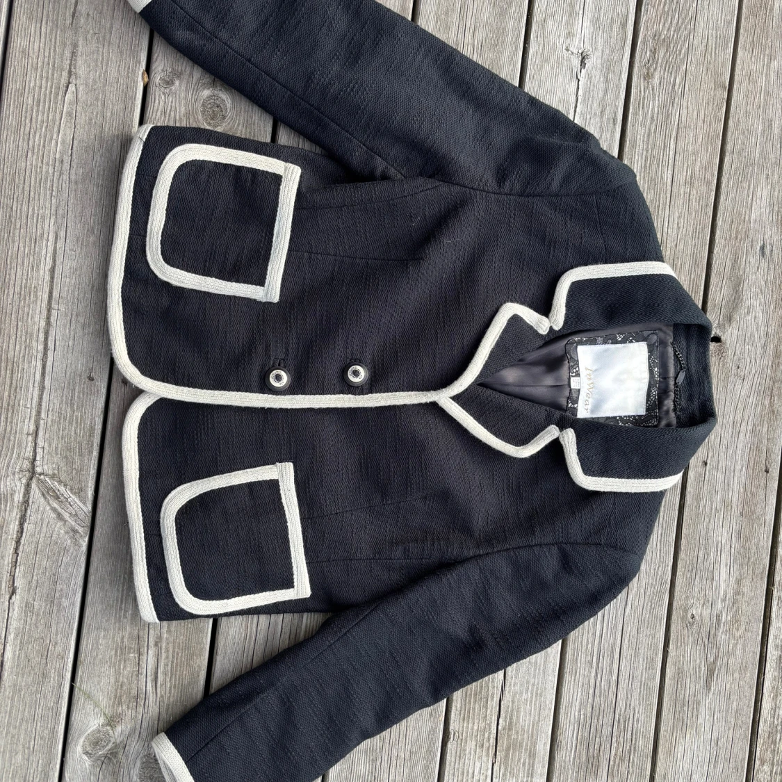 Svart kavaj med vita kanter från InWear