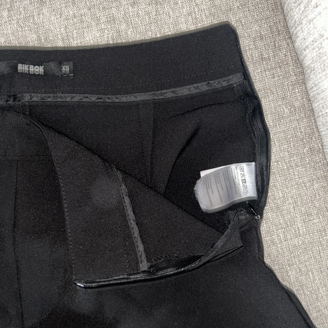 Svarta kostymbyxor från BikBok XS - 2