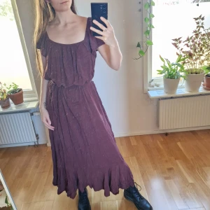 Brun långklänning från Ellos - Brun långklänning, off-shoulder, band att knyta i midjan och härligt fall. Den har egentligen alltid varit för stor för mig, så jag har bara använt den 2 gånger. Inga tecken på användning. 