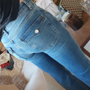 Lager 157 jeans - Säljer ett par jeans från lager 157. Bootcut, med medelhög midja. Innerbenslängden är 77cm, midjemåttet rakt över är 37cm och midjehöjd är 21cm. Kostar igentligen 400 kr, kan diskutera priset 