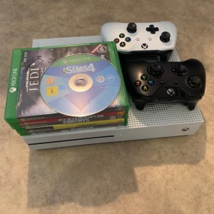 Xbox One S 1TB med 2 handkontroller och 5 spel - Xbox One S 1TB i fint skick, inklusive två trådlösa handkontroller (svart och vit) samt fem populära spel: The Sims 4, Star Wars Jedi: Fallen Order, Red Dead Redemption II, Far Cry 5, Cyberpunk 2077 och Guardians of the Galaxy. Allt fungerar utmärkt, inga synliga defekter.