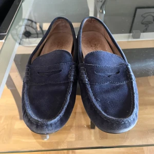 Mörkblå mocka loafers Polo Ralph Lauren - Snygga mörkblå loafers från Polo Ralph Lauren i mjuk mocka. Storlek 42