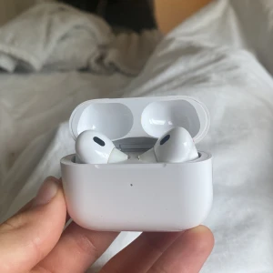AirPods Pro - Säljer ett par Apple AirPods Pro med laddningsetui. Hörlurarna är i fungerande skick, med synligt bruksslitage och några repor på etuiet. Aktiv brusreducering och trådlös laddning. Perfekt för musik, samtal och träning.