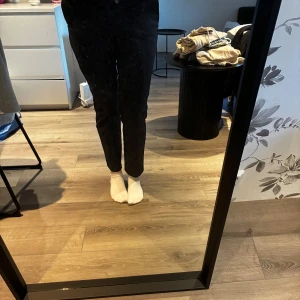 Kostymbyxor - Svarta kostymbyxor från H&M i storlek 34. Klassisk rak modell med hällor för bälte, dragkedja och hyska fram. Snygg och stilren look, perfekta till en dressad outfit. Materialet känns mjukt och följsamt. Inte mycket använda då dom tyvärr blev försmåa