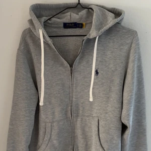 Grå hoodie från Polo Ralph Lauren - Grå zip hoodie från Polo Ralph Lauren. Storlek S. Bra skick