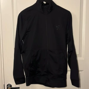 Svart ziptröja från Under Armour - Säljer en svart långärmad från Under Armour. Perfekt för träning eller till vardags. Säljs då den är för stor för mig och därav knappast använts. Bra skick, hög krage och dragkedjefickor. Hör gärna av er vid minsta fundering eller om ni vill ha fler bilder. Kolla gärna in min profil för flera snygga plagg⭐️