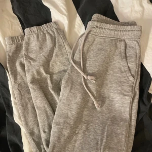 Grå mjukisbyxor  - Gråa mjukisbyxor från H&M i strlk XS