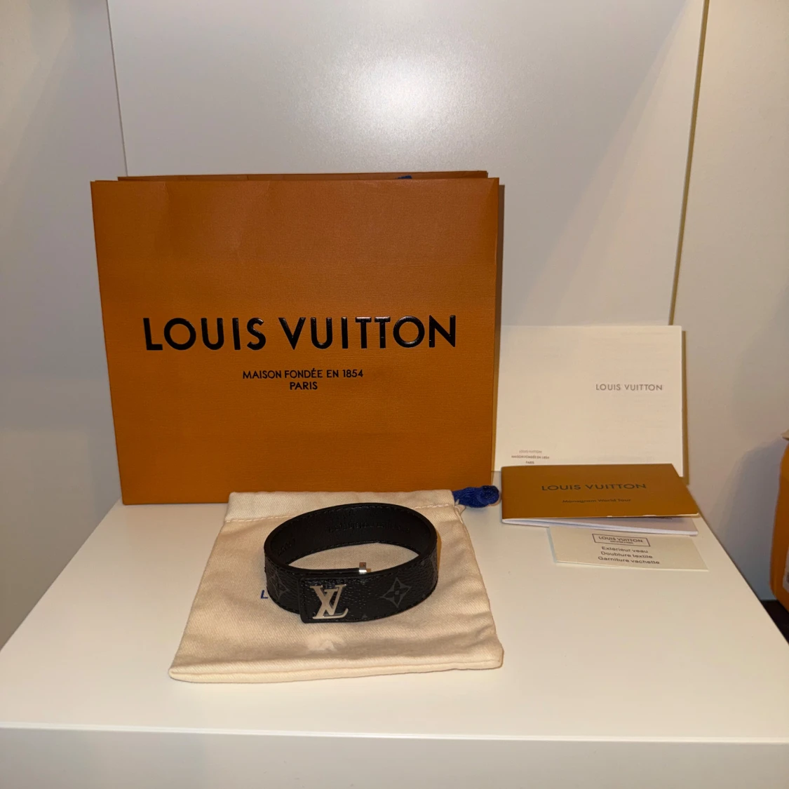 Svart L och v armband med monogram