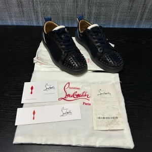 Christian Louboutin Skor - Säljer du dessa feta skor från Christian Louboutin då det är dags för nya, kvitto och og ingår | skick 8/10 | Nypris: 6800kr | hör av dig vid frågor eller funderingar! Mvh