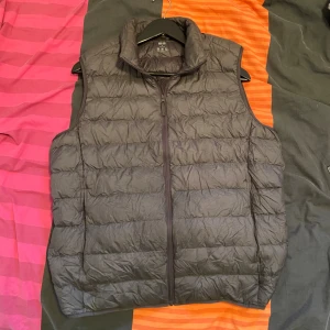 Uniqlo väst - ‼️Den är inte så knögglig hade haft den i ryggsäck precis när jag tog bilderna‼️sista bilden så är den som vanligt 