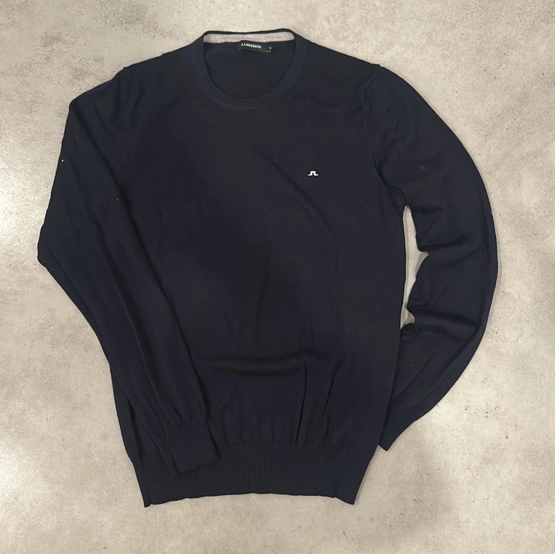 Mörkblå stickad tröja från J.Lindeberg