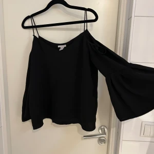 Blus svart  - Svart linne blus med armar. 