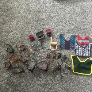 Schleich  - Schleich hästar, mat, utrustning,hagar, boxar veterinär buss, tvätt station och häst transport med bil. ALLT KOSTAR 2000. Hästar 100 kr styck. Boxar 100 kr styck. Bil med häst släpvagn 200 kr. Veterinär bil 100. Tillbehör överenskomense. 