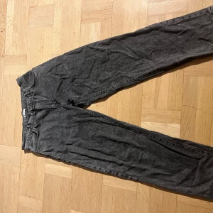 Woodbird jeans - Snygg svart grå jeans. De är storlek 31/30 lite baggt