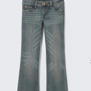 Bootcut jeans från Cheap Monday - Snygga blå bootcut jeans från Cheap Monday i modellen booty bei💙jag har tagit bort de färgglada detaljerna då jag inte gillade dem, skriv för frågor eller annat💙