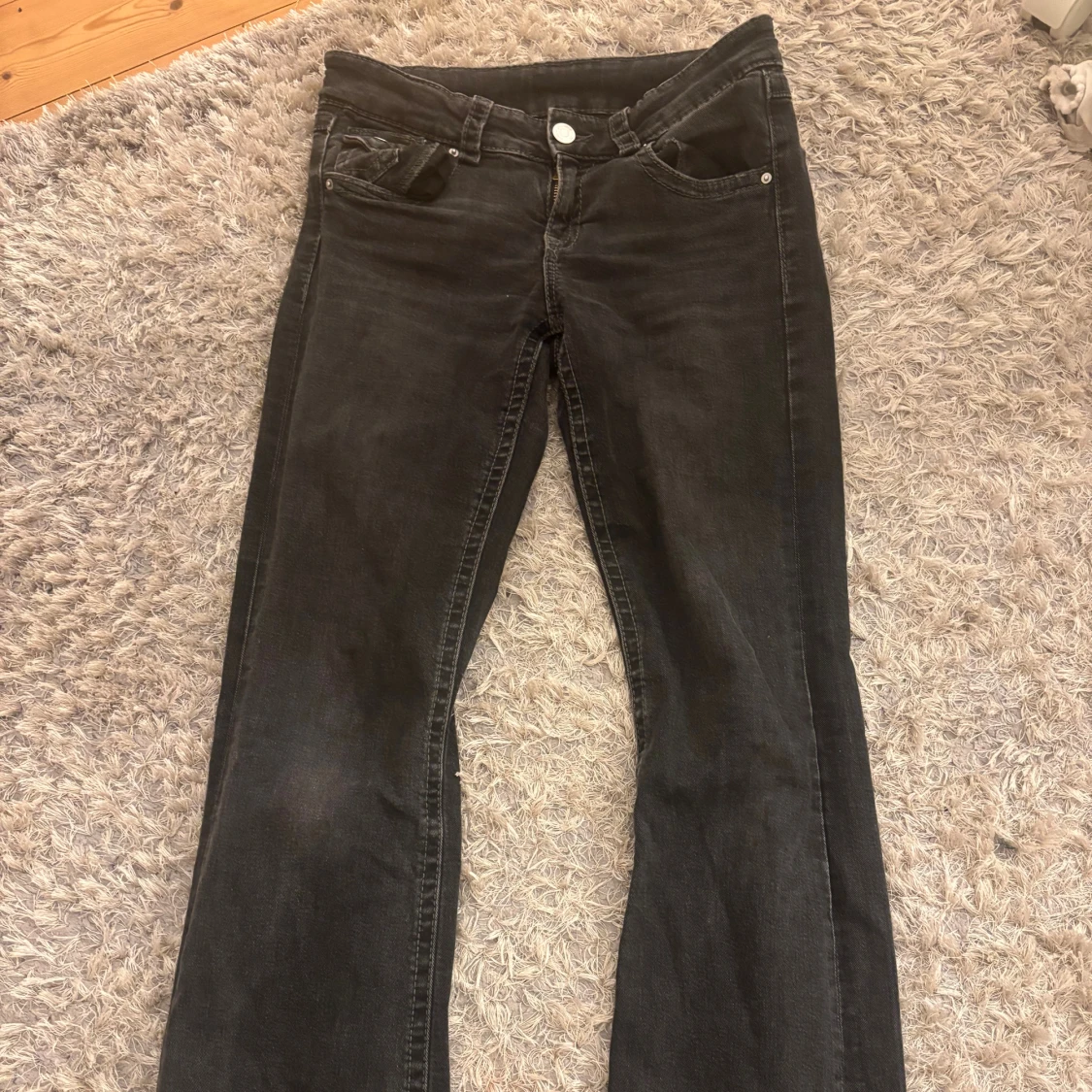 Svarta bootcut jeans från Gina Tricot