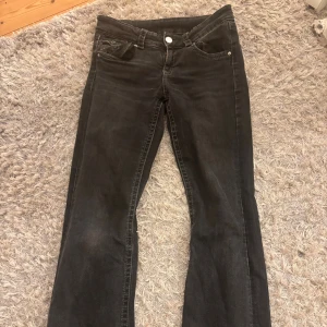 Svarta bootcut jeans från Gina Tricot - Svarta jeans från Gina Tricot i bootcut. Ganska använda så de är lite slitna nertill men annars bra kvalitet 