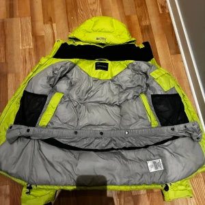 peak performance puffer jacka - en peak performance puffer jacka som sällan har varit till användning. Denna jacka har jag använt ungefär 2-4 gånger max. Det är en väldigt fin färg på jackan och jackan har inga defekter på sig osv