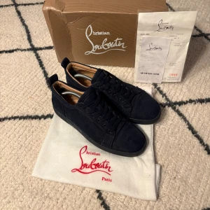 Christian Louboutins - Säljer dessa Christian loubutins i storlek 43 kvitto och allt og följer med box som är lite sönder och lite annat som man ser på första bilden skorna är lite slitna syns på bilderna, köptes på vinted vet inte om dom är autentiska eller inte