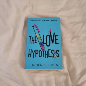 The Love Hypothesis - Bok av Laura Steven "The love hypothesis". Endast läst en gång. Bra kvalitet med några små små slitage som knappt syns. Köp direkt i app! Köpt från amazon! Nypris runt 150 kr.
