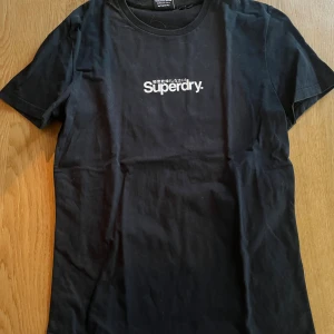 Svart superdry t-shirt - Vanlig svart t-shirt från superdry, inga defekter eller fel. 