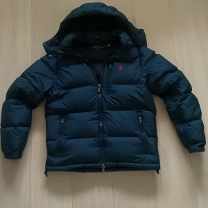 Ralph lauren puffer jacka - En snygg ny Ralph Lauren puffer i storlek M. Extremt bra kvalitet. För mer frågor eller bilder skriv privat.