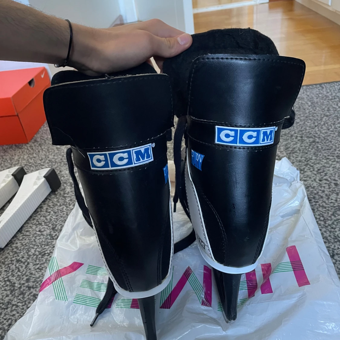 Svarta CCM Fury skridskor med skydd - 2