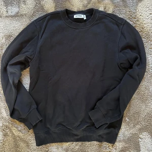 Weekday sweatshirt - Passar dig mellan 160-170, skick 8/10. Hör av dig om mer bilder eller frågor