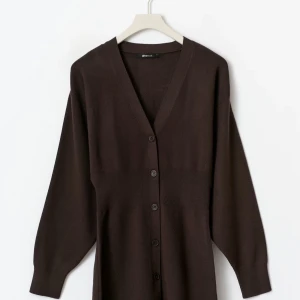Brun stickad klänning från Ginatricot  - ”Knitted button down dress”  i färgen brun från Ginatricot i storlek XS, endast använd en gång💕