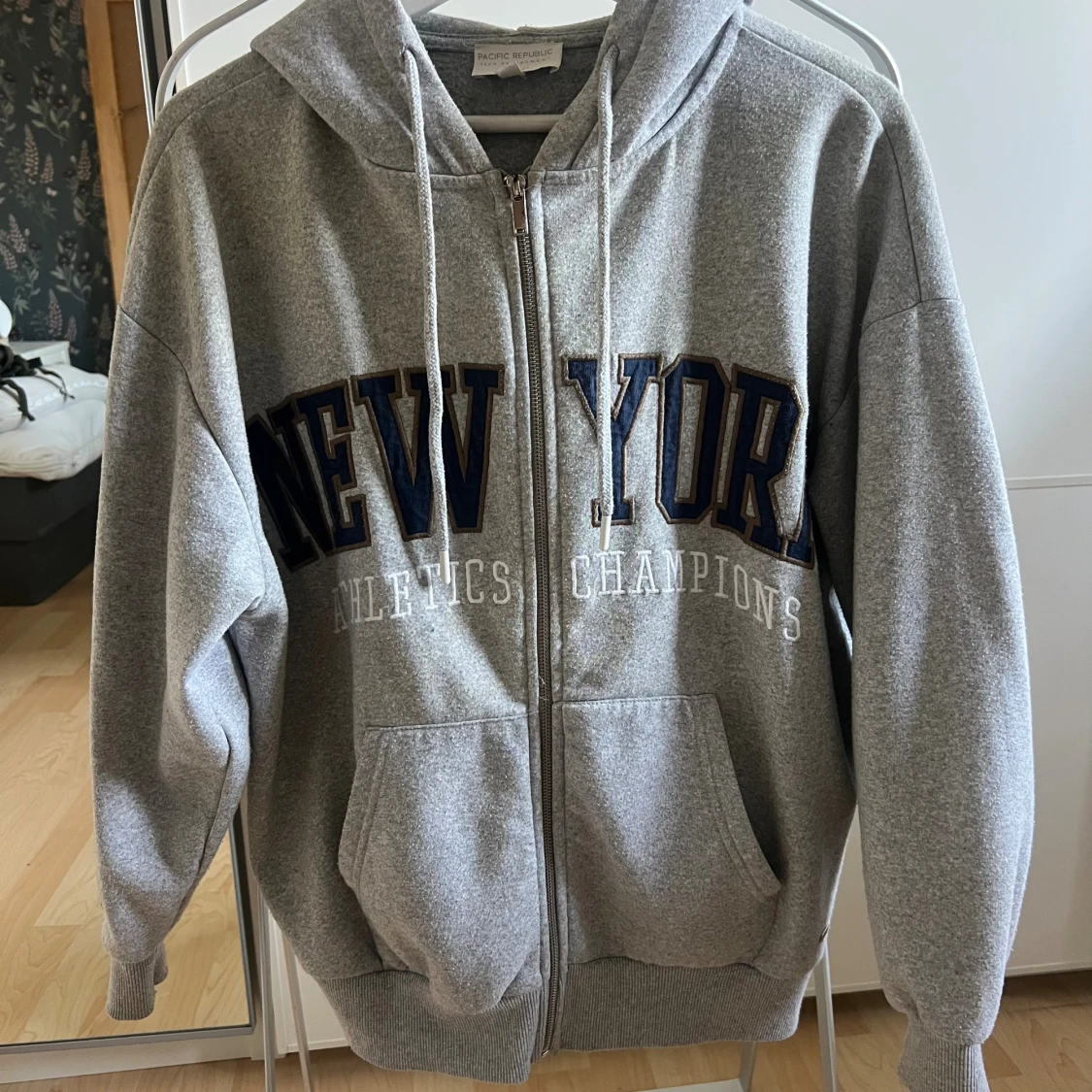 Grå hoodie med New York-tryck - 1