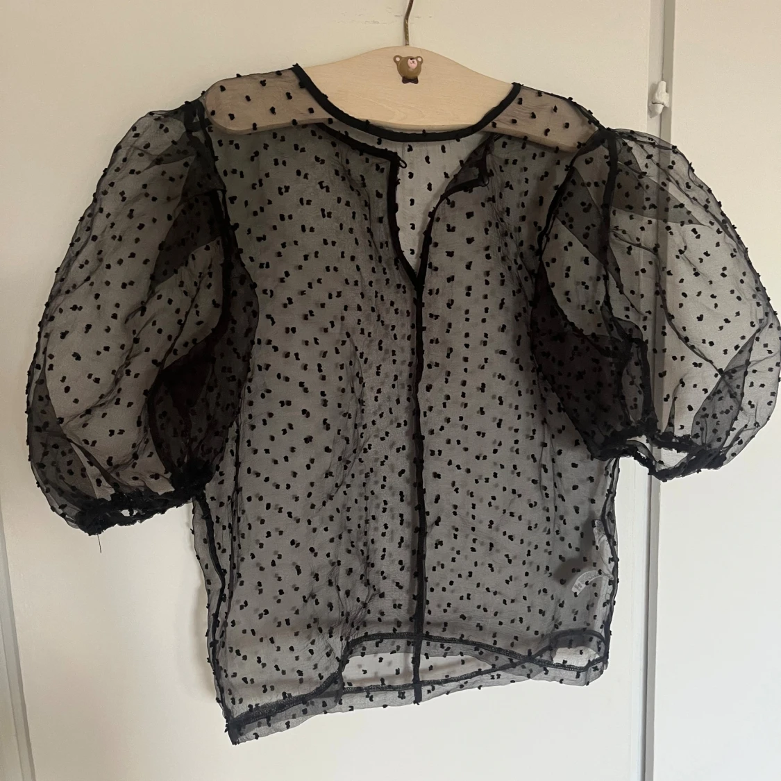 Prickig transparent topp med puffärm - 1