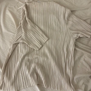 Silkes festtopp - Snygg festlig topp som är i glansigt silkes material, använd ca 4ggr