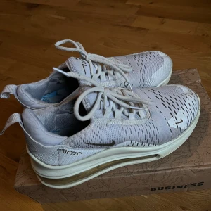 Nike Air Max 720 vita sneakers - Nike Air Max 720 sneakers i vitt med mesh-överdel och synlig max air-sula. Snygg sportig design med snörning och diskreta svarta detaljer. Luftig och bekväm modell som passar perfekt till streetwear. Klassisk Nike-logga på sidan och 720-detalj bak. är lite smutsig, men om man tvättar den ser det ny ut