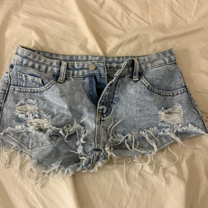 Lowwaist shorts - Skit snygga LOWWAIST jeansshorts med lite slitningar, knappt använd på dem är för små för mig 🥰