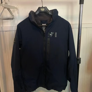 Helly Hansen jacka - Mörkblå Helly Hansen jacka, jackan är lätt fodrad och perfekt för höstdagar, mycket bra skick inga märken osv. Modellen på bilden är 182 cm/ 67kg  Bara att skriva vid frågor!