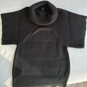 Stickad topp med krage  - Suuuper snygg och populär stickad topp med hög krage från mango i storlek S , aldrig använd därav i nyskick och därför den kommer till försäljning ☺️