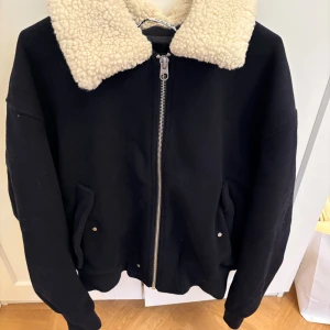 Svart teddyjacka med krage - Jackan är xl men passar för M o L också 