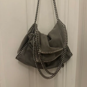 Stella McCartney fallabella tote bag - Jättefin Stella McCartney tote bag i den grå färgen. Väskan är köpt i Stella McCartney butiken i Stockholm. Älskar väskan och har använt den mycket men den är fortfarande i väldigt gott skick. Originalbox, kvitto och dustbag finns!!
