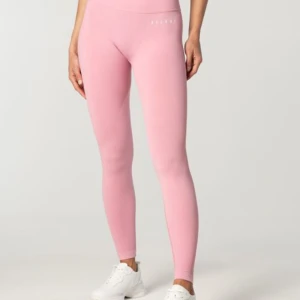relode slipstream seamless tights Dusty Pink - Säljer ett par träningstights från relode i storlek M, endast provad men använde aldrig, lapp kvar men lite skrynklig då den endast legat i garderoben 