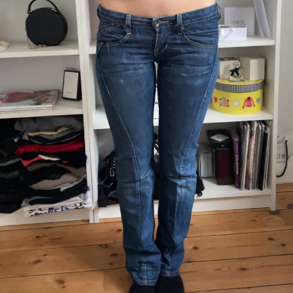 Jättefina lågmidjade jeans från fornarnia. Jag är 170 och passar perfekt. Jag har storlek s och dessa är lite tighta på mig. Jag säljer pågrund av att de är lite tighta.  Skriv för fler bilder!🫶. Jeans & Byxor.