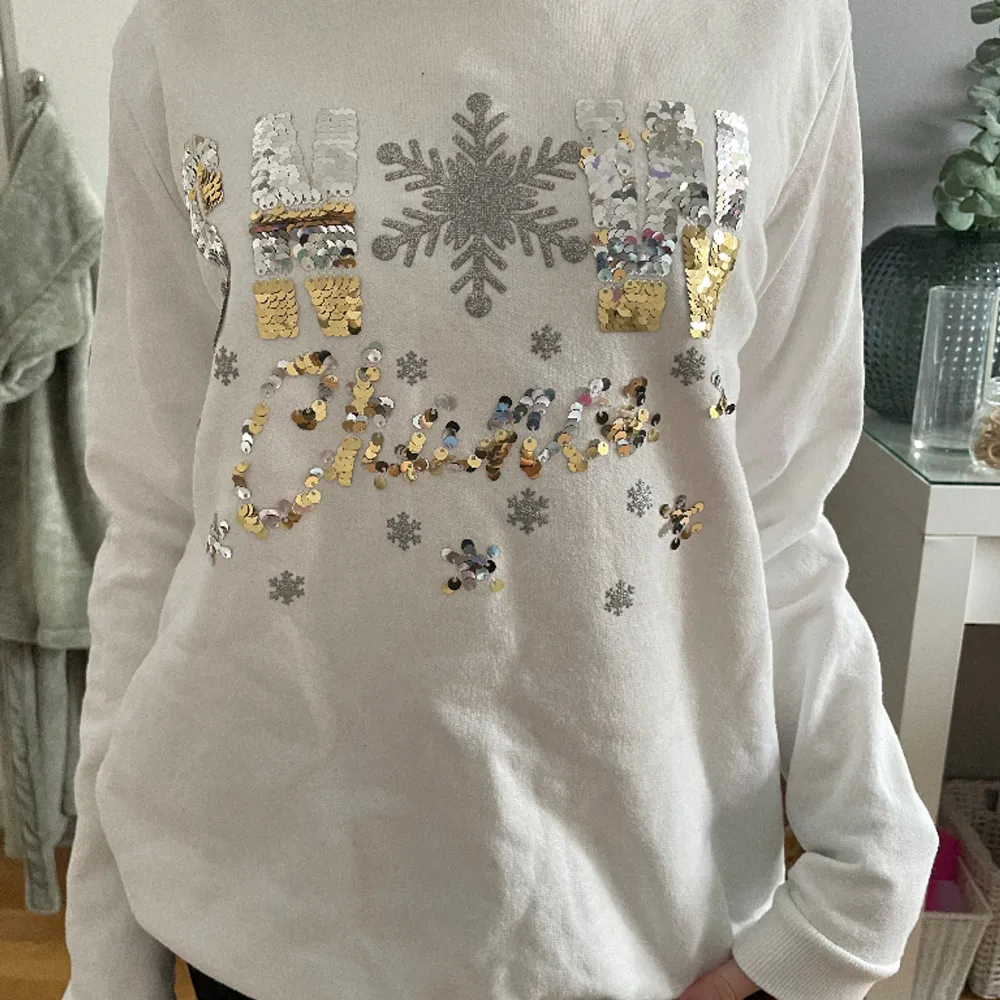 En vit tröja i bra skick med texten ”snow chance” på😊💘. Tröjor & Koftor.