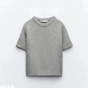 Zara stickad tshirt  - Grå stickad tshirt från zara, aldrig använd.💕💕🎀