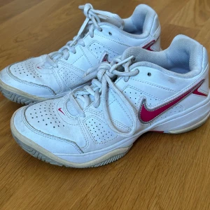 Nike sneakers - Pent skick